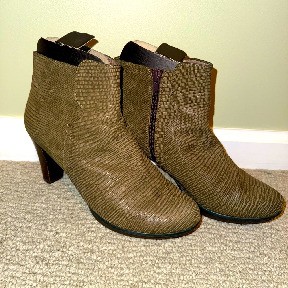 Spanish leather olive-green heeled boots